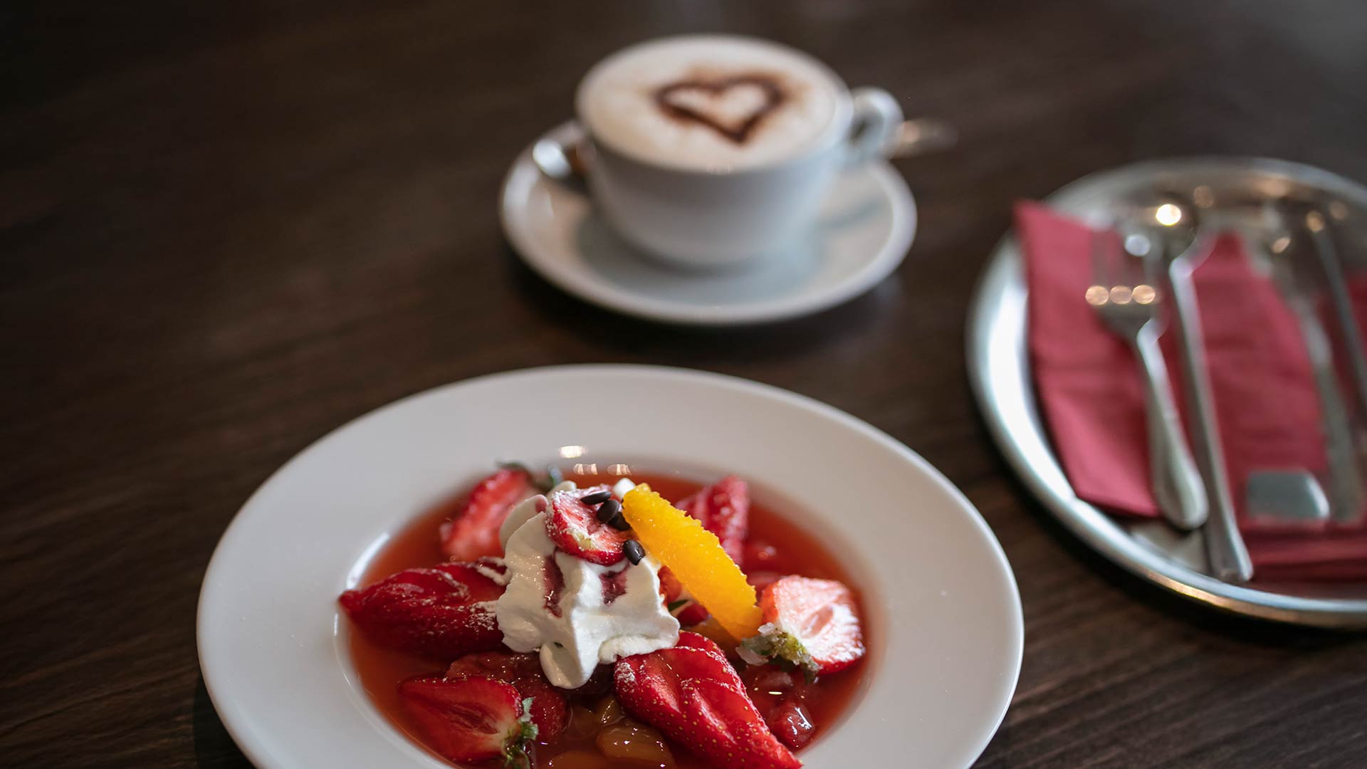 Erdbeer-Dessert und Capuchino Erdbeer-Dessert und Capuchino